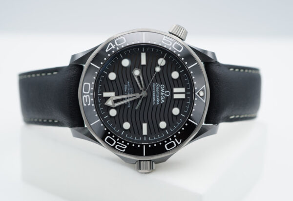 Omega SEAMASTER DIVER 300M BLACK CERAMIC 2023 EXTRA STRAP FULL SET - Image 9