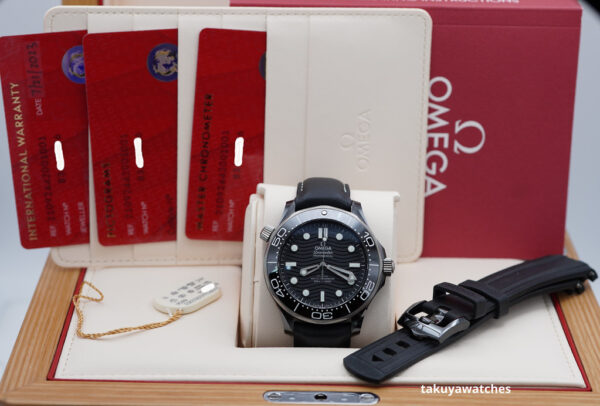 Omega SEAMASTER DIVER 300M BLACK CERAMIC 2023 EXTRA STRAP FULL SET - Image 2