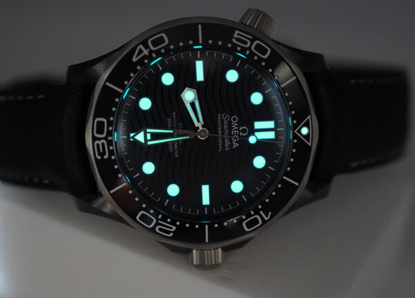 Omega SEAMASTER DIVER 300M BLACK CERAMIC 2023 EXTRA STRAP FULL SET - Image 11