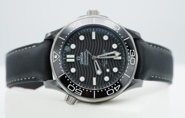 Omega SEAMASTER DIVER 300M BLACK CERAMIC 2023 EXTRA STRAP FULL SET - Image 10