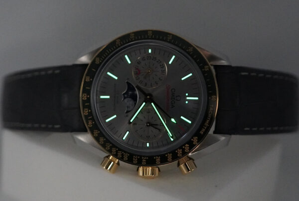 Omega SPEEDMASTER MOONPHASE YELLOW GOLD STEEL GREEN BEZEL GREY DIAL 2024 FULL SET - Image 11