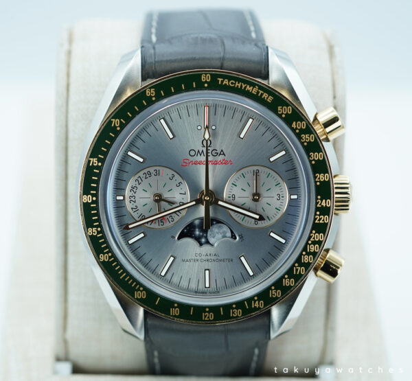 Omega SPEEDMASTER MOONPHASE YELLOW GOLD STEEL GREEN BEZEL GREY DIAL 2024 FULL SET