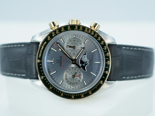 Omega SPEEDMASTER MOONPHASE YELLOW GOLD STEEL GREEN BEZEL GREY DIAL 2024 FULL SET - Image 10