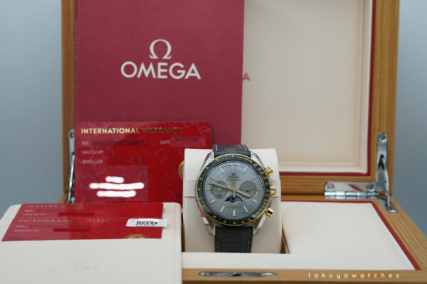 Omega SPEEDMASTER MOONPHASE YELLOW GOLD STEEL GREEN BEZEL GREY DIAL 2024 FULL SET - Image 2