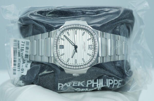 BRAND NEW Patek PHILIPPE 7118/1200A NAUTILUS SILVER DIAL DIAMOND BEZEL SINGLE SEALED FULL SET - Image 9