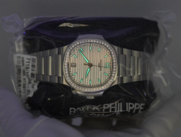 BRAND NEW Patek PHILIPPE 7118/1200A NAUTILUS SILVER DIAL DIAMOND BEZEL SINGLE SEALED FULL SET - Image 10