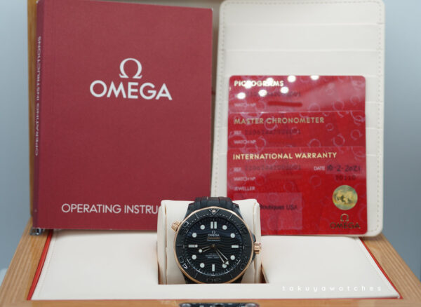 Omega SEAMASTER DIVER 300M BLACK CERAMIC SEDNA GOLD RUBBER STRAP FULL SET - Image 2