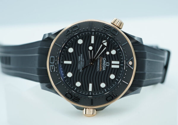 Omega SEAMASTER DIVER 300M BLACK CERAMIC SEDNA GOLD RUBBER STRAP FULL SET - Image 9