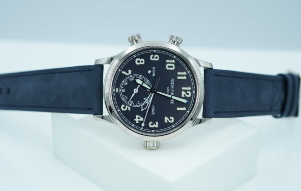 Patek PHILIPPE 5524G 18K WG CALATRAVA PILOT TRAVEL TIME BLUE DIAL EXTRA STRAP FULL SET - Image 8