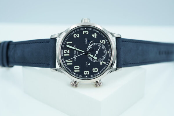 Patek PHILIPPE 5524G 18K WG CALATRAVA PILOT TRAVEL TIME BLUE DIAL EXTRA STRAP FULL SET - Image 9